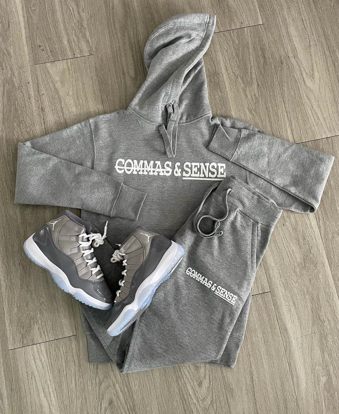 COMMAS & SENSE 3D LOGO SWEATPANTS