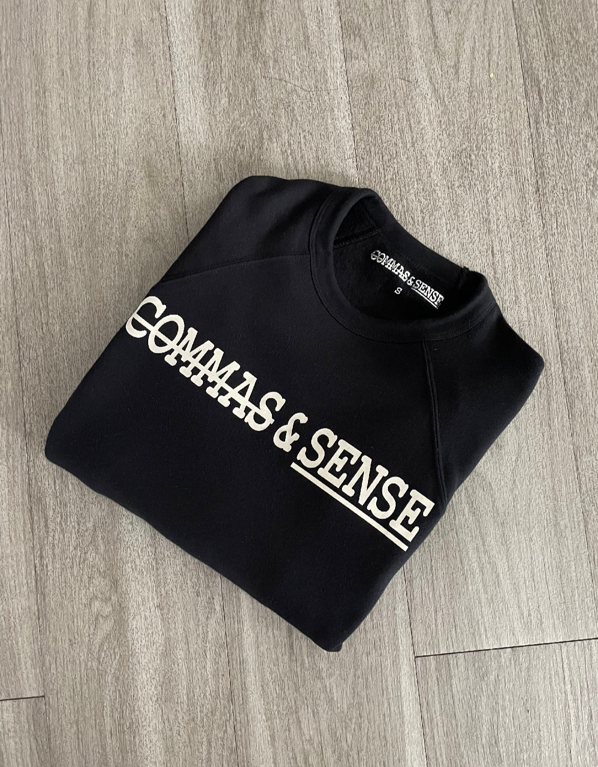 COMMAS & SENSE CLASSIC LOGO CREW
